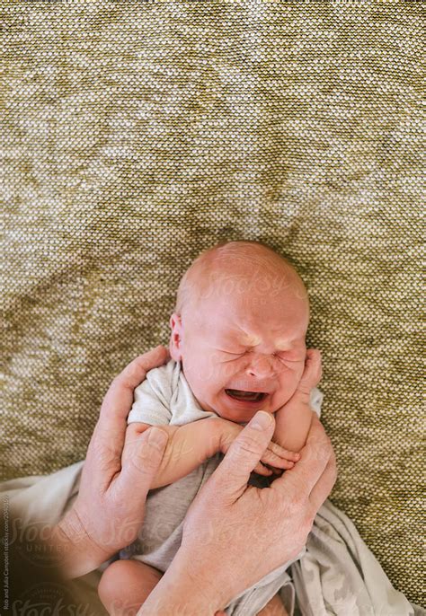 Mother Swaddling Newborn Baby Del Colaborador De Stocksy Rob And Julia Campbell Stocksy