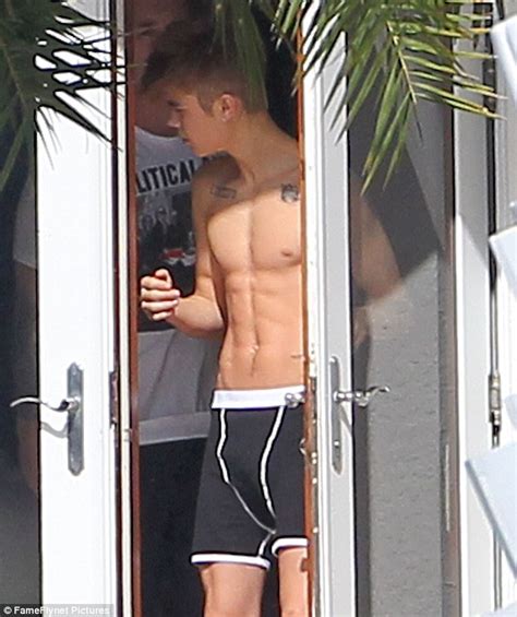 Justin Bieber Topless Photo Singer Shows Off His Abs In Miami Daily Mail Online