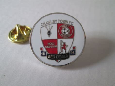 B1 Crawley Town Fc Club Pin Football Soccer Pins Brooches England Ebay