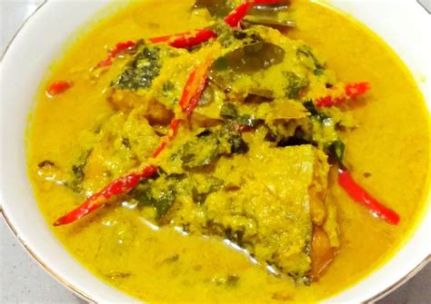 Tetangga saya kebetulan habis mancing ikan dapatnya ikan besar sekali smpe 5 kg, nama ikanya saya kurang tau, nah kepalanya dimasak sup kuning , dan saya dikasih semangkok,saya contek dech resepnya 👍😂 Resep Gulai kuning ikan patin oleh Delsianti - Cookpad