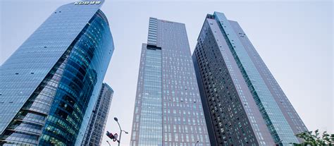 크래프톤은 2017년 3월 배그 출시로 이듬해인 2018년 매출 3.6배, 영업이익. 신한알파리츠