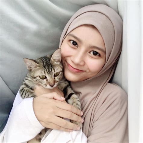 Pesona cantik ini selain bis amembuat kagum, bisa juga membantu orang yang melihatnya merasa lebih bahagia. Foto Cewek2 Cantik Berhijab - Asia