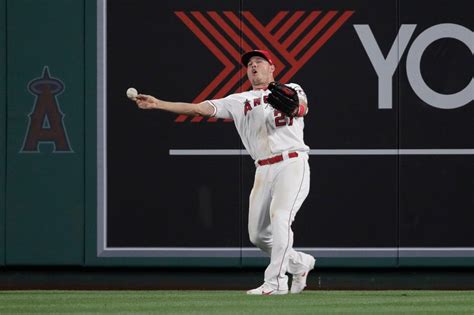 Watch Mike Trouts Catch At The Wall Denies Christian Yelich Of Home Run Orange County Register