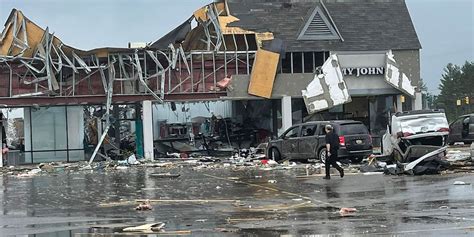 2 Dead 44 Injured After An Ef 3 Tornado Tears Through Michigan Town