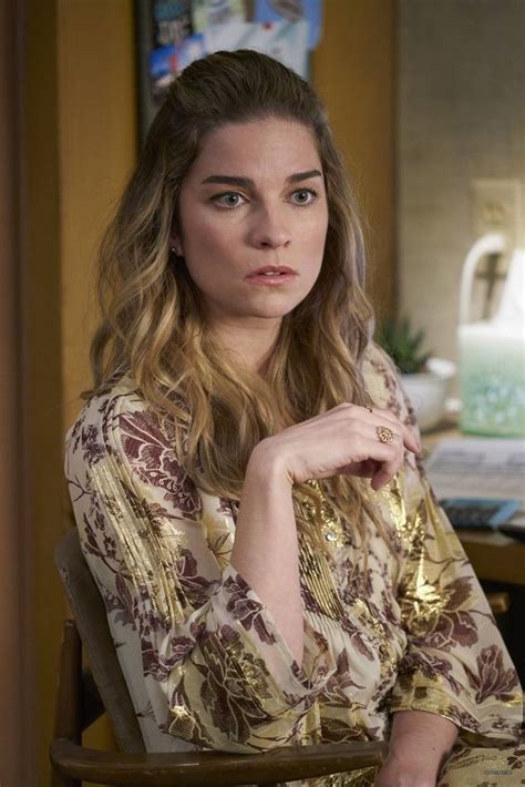 Schitt S Creek Star Annie Murphy Says She Was In A Bleak Place Before Getting Cast In The