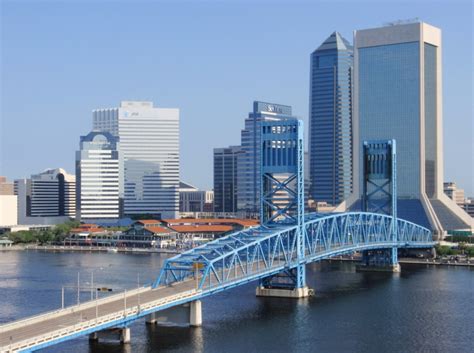 The halfway point between these two cities is albany, georgia. What makes Atlanta a big city to a first time visiter ...