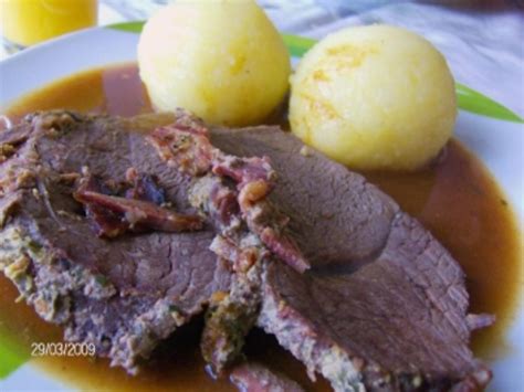 Rinderbraten mit einer Senf -Kräuter-Hülle im Speckmantel