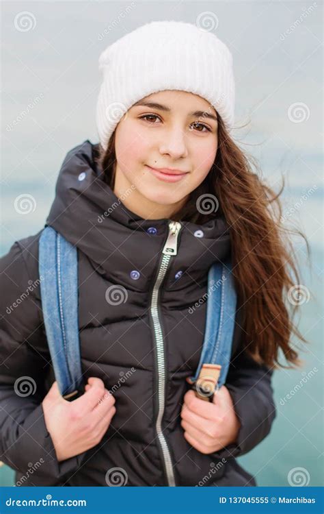 portrait d une fille mignonne d écolière image stock image du chapeau fond 137045555