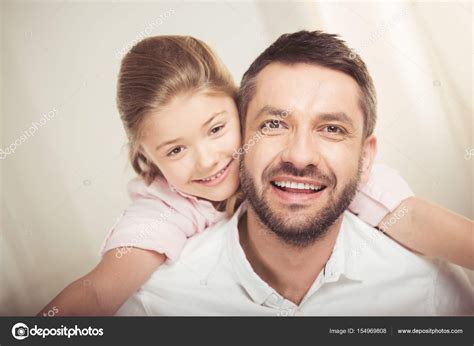 Feliz Padre E Hija Fotografía De Stock © Geneglavitsky 154969808