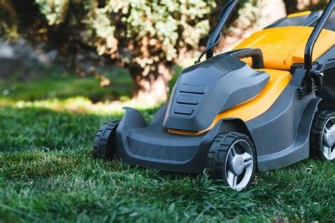 9 Best Self Propelled Electric Lawn Mowers For 2023