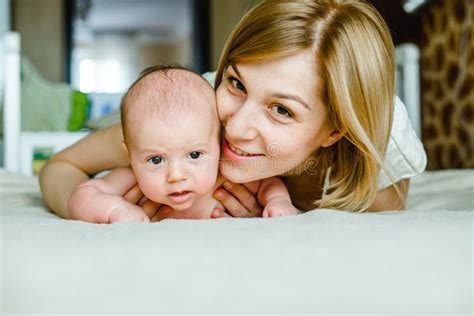 Portret Van En Moeder En Baby Die Thuis Spelen Glimlachen Stock Foto