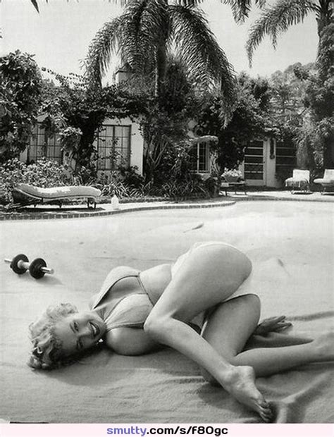 Marilyn Monroe In A Surprisingly Provocative Swimsuit Pose Smutty Com