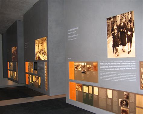 Besuchen sie auch den digitalen raum der namen. Galerie "Raum der Namen" - Holocaust Denkmal Berlin