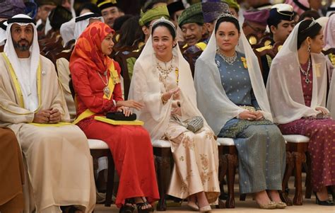 Pada isnin, 24 april 2017 bersamaan 27 rejab 1438h, telah berlangsungnya majlis pertabalan sultan muhammad ke v sebagai yang dipertuan agong malaysia ke 15 di istana negara, kuala lumpur. Tengku Puteri Jihan dan busana 35 tahun | Harian Metro