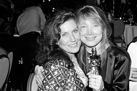 Loretta Lynn And Sissy Spacek 1981 Spacek Won An Oscar For Playing