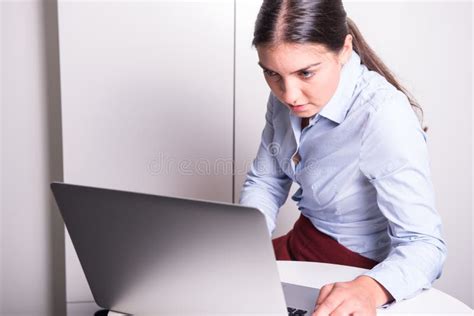 het jonge vrouw werken geconcentreerd op computer op kantoor stock foto image of arbeiders