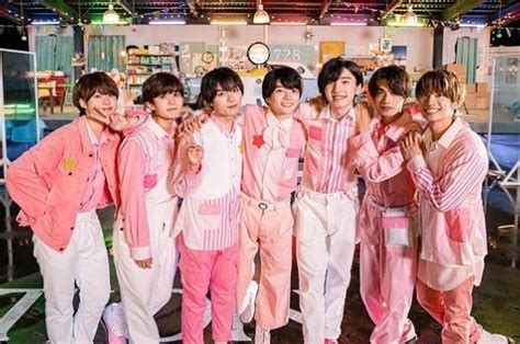 なにわ男子、羽田空港で鮮烈デビュー曲披露。ピンクの衣装も笑顔もキラキラ Okmusic
