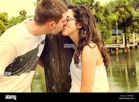 Deux Jeunes Femmes Embrassant Banque De Photographies Et Dimages à Haute Résolution Alamy