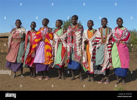 Massai Dance Group Hi Res Stock Photography And Images Alamy