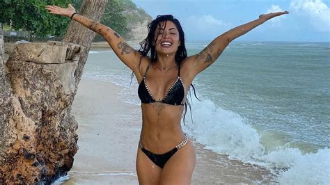 Aline Campos Surge Encantadora Exibindo Como Deixa Bumbum Na Nuca