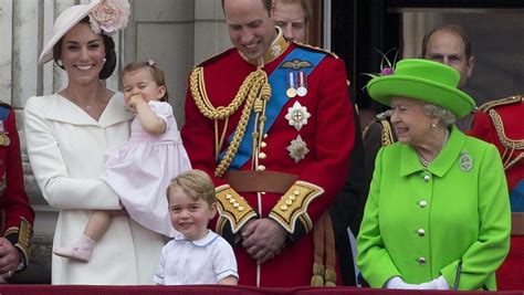 La reine elisabeth ii rend visite aux jeunes victimes de l'attentat de manchester. La garde-robe de la reine Elisabeth II exposée au palais ...