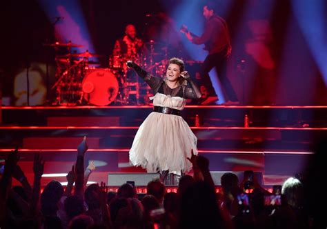 Kelly Clarkson Made An Nsfw Confession To A Fan Who Propositioned Her