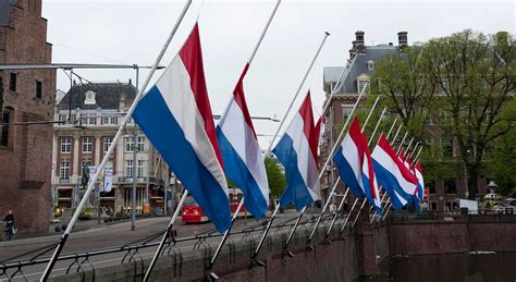 De nederlandse vlag mag vandaag op de nationale dodenherdenkingsdag de hele dag halfstok hangen. Vlaggen Halfstok - PvdA Hilversum