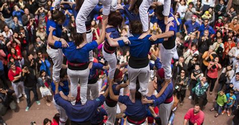 G1 Grupo Faz Torre Humana Em Barcelona Na Espanha Notícias Em Mundo