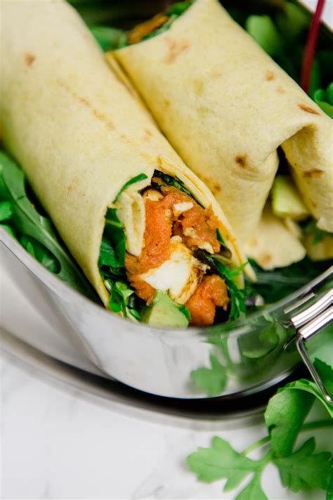 Wraps Mit Süßkartoffel Feta Avocado Und Wildkräutersalat