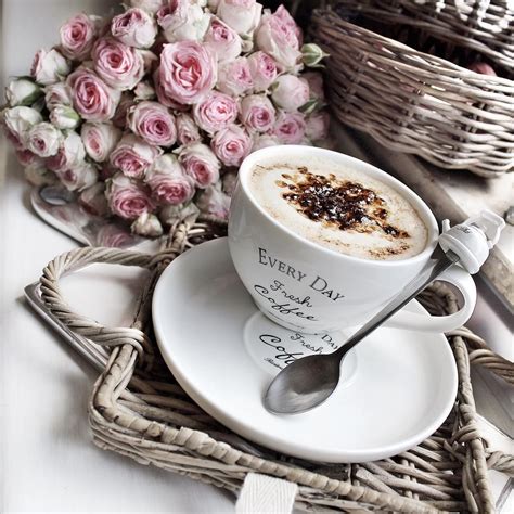 Кофе с добрым утром и цветы кофе чашка цветы утро начинается