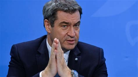 Viele achteten aber weniger auf seine rede, als auf den hintergrund. Markus Söder: Livestream: Bayern informiert über Kampf ...