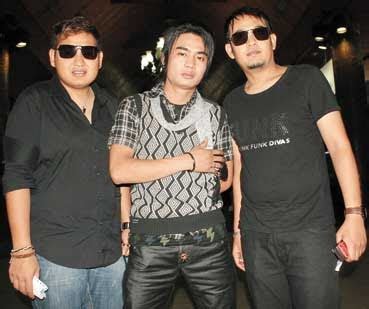 Neowa isseul ttaen naege singihan byeonhwaga inneunde jakku miso jitge dwae amu ildo eomneunde. Lagu ST12 Aku Terjatuh