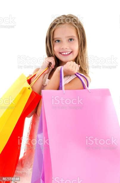 사랑 스러운 작은 여자 아이 쇼핑 다채로운 종이 가방 들고 가방에 대한 스톡 사진 및 기타 이미지 가방 곱슬 머리 구매 Istock