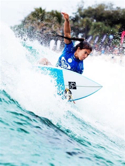 Mon objectif pour les années à venir est de m'améliorer et de montrer mon surf au plus haut niveau, indique la. Surf and Skate — Silvana Lima | Surf, Garotas surfistas ...