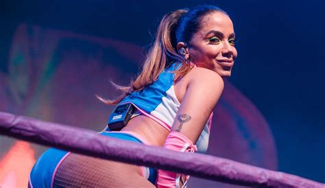 El sensual atuendo de Anitta en el Carnaval de Brasil Hasta con látigo El candente baile de