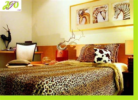 Tiger wallpaper, tiger artwork, tiger decor ideas: bedroom-with-tiger-blanket | Home Trendy