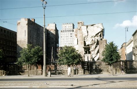 Читать онлайн книгу nowy ład stalina. Warszawa w 1958 r. Symbol Stalina na gruzach zrujnowanego miasta zdjęcia | HISTORIA.org.pl ...