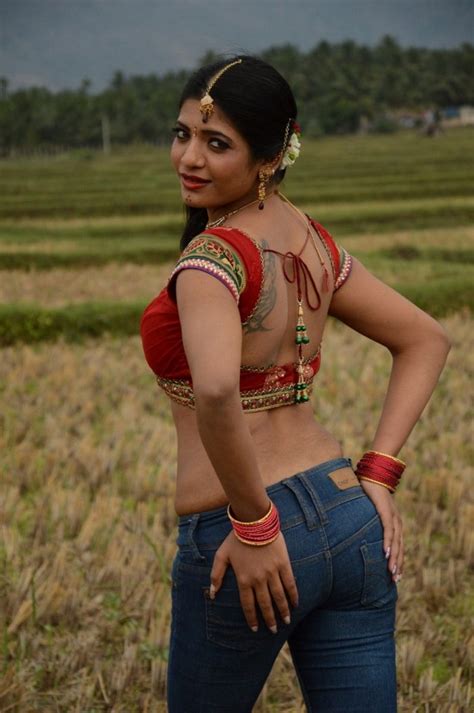 Actress Navel Show South Item Girl Rithvika Hot Stills In Sandhithathum Sindhithathum