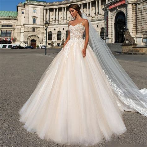Ivory Spaghetti Strap Ball Gown Wedding Dresses Sweetheart With Lace Appliqued Backless Bridal