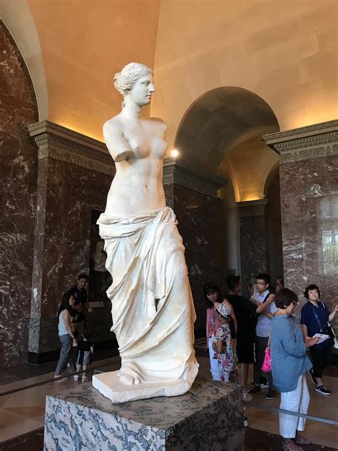 Venus De Milo Louvre Museum Paris France On The London And