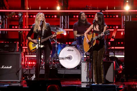 Sheryl Crow Willie Nelson And More Inducted Into Rock Roll Hall Of Fame Carrie Underwood