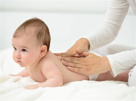 Les Bons Gestes Pour Le Massage De Bébé Massage Bebe Ostéopathie Massage