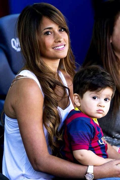 Lionel Messi S Gf Antonella With Their Son Thiago Messi La Pulga 10 Footballeur Sport Et