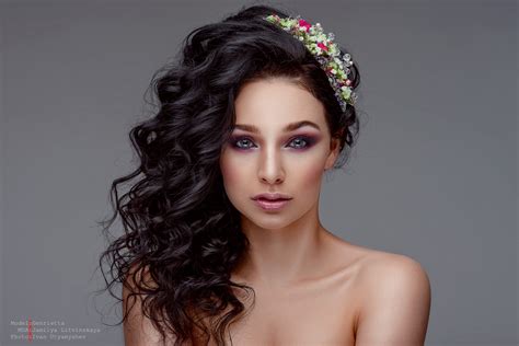 women model wavy hair black hair makeup eyeliner red lipstick face portrait bare shoulders open
