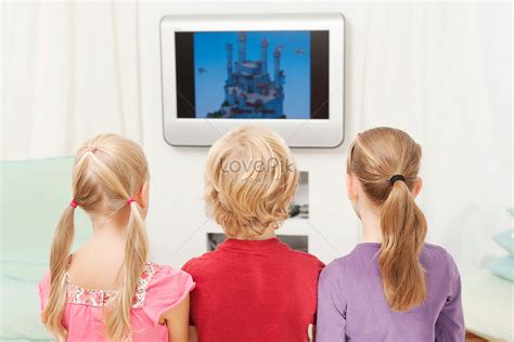 孩子們看電視圖片素材 JPG圖片尺寸5700 3800px 高清圖案501463345 zh lovepik com