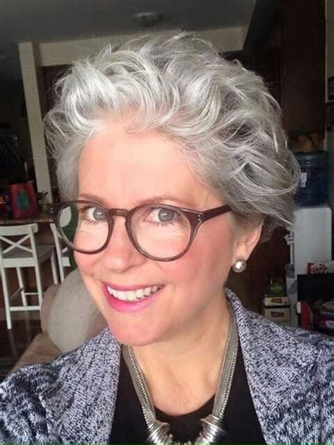 Messy hairstyles aren't only for young women, this shorter shag is perfect for those who are over 50 years old. Lindo... | Hair styles for women over 50, Short hair ...