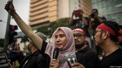 Orang islam di negara ini dinasihati agar tidak gusar dengan pelantikan tiga individu bukan islam dalam badan kehakiman sambil meletakkan keyakinan penuh terhadap kerajaan. Kritik badan kehakiman putri Anwar Ibrahim ditahan - BBC ...