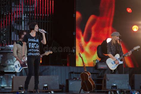 Con il raddoppio dello stadio san paolo di napoli, ultimo diventa il primo artista a esibirsi in tale location per due sere consecutive. Cantante Natalie Imbruglia Festival Di Musica Kryliya Allo ...