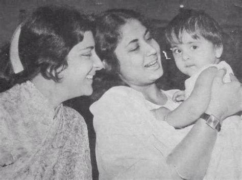 Meena Kumari Holding The Daughter Of Nargis Film World