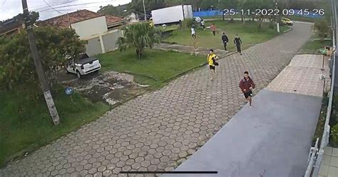Câmeras de segurança flagraram crianças desesperadas saindo de escola